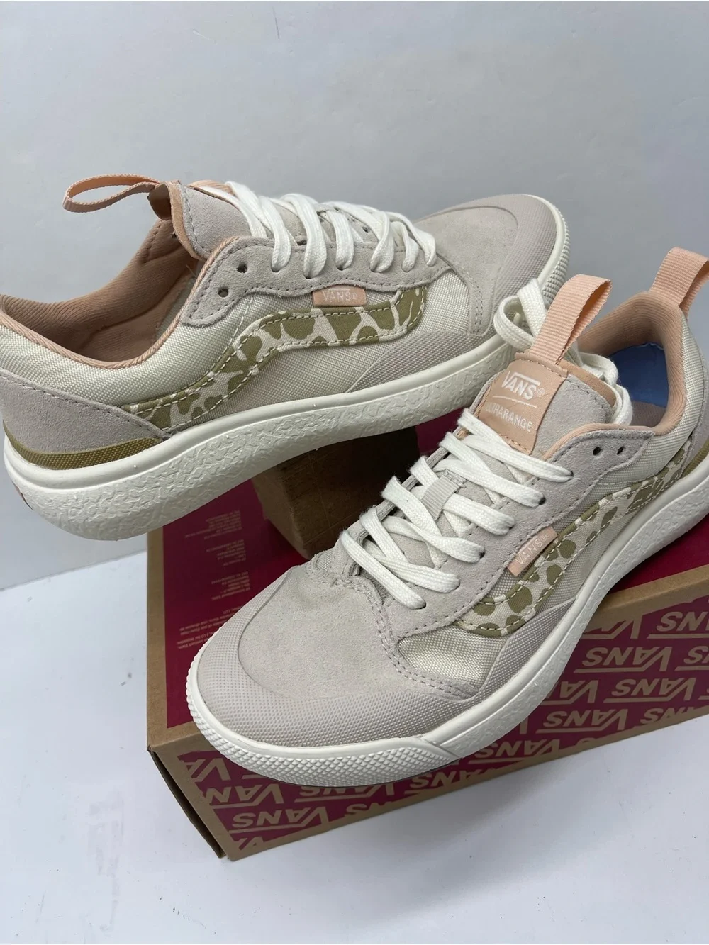 Vans WMNS Ultrarange Exo Se
Groovy Floral Khaki
VN0A4UWMKHK Sneakers - Picture 10 of 16